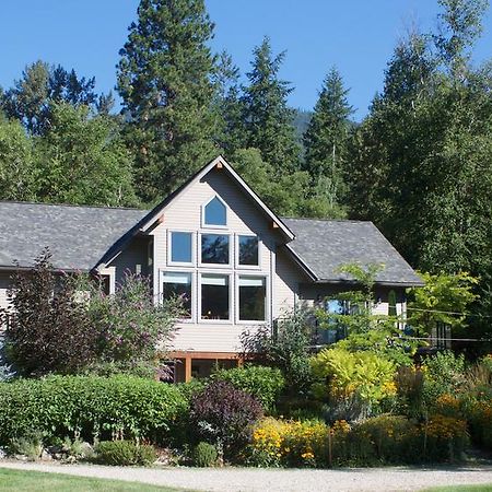 Windborne Bed & Breakfast Castlegar Bagian luar foto