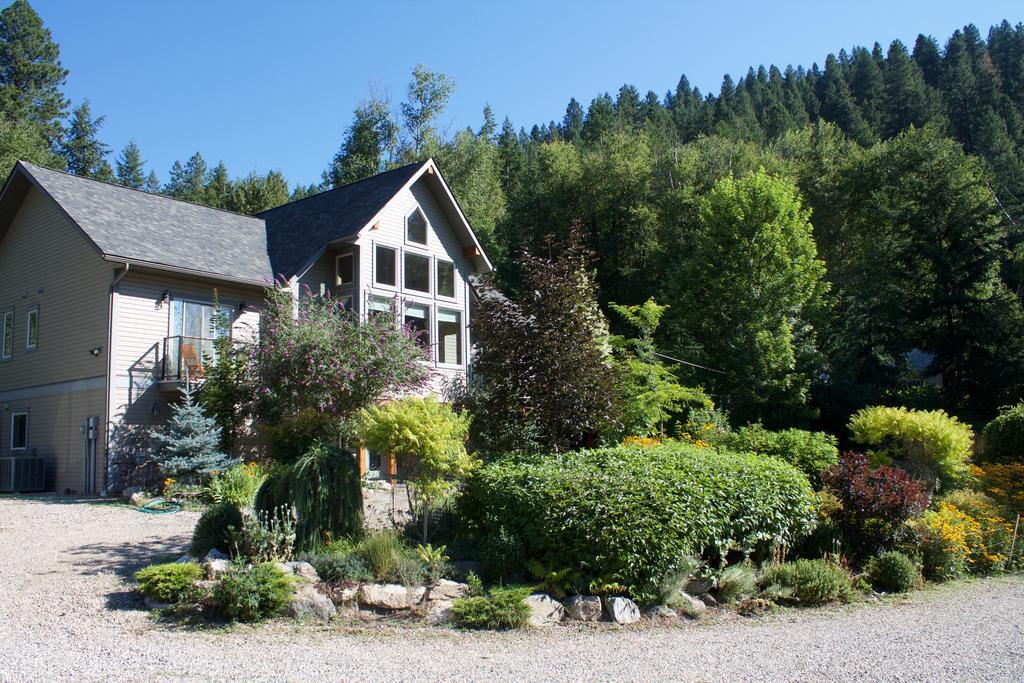 Windborne Bed & Breakfast Castlegar Bagian luar foto