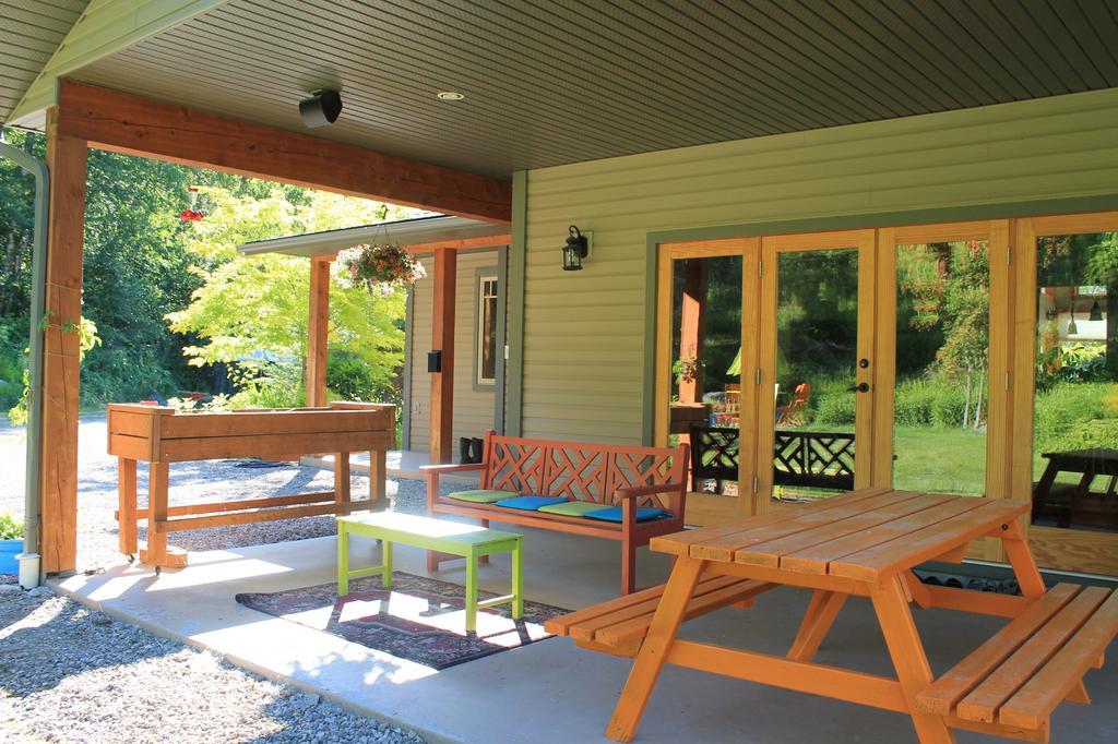 Windborne Bed & Breakfast Castlegar Bagian luar foto