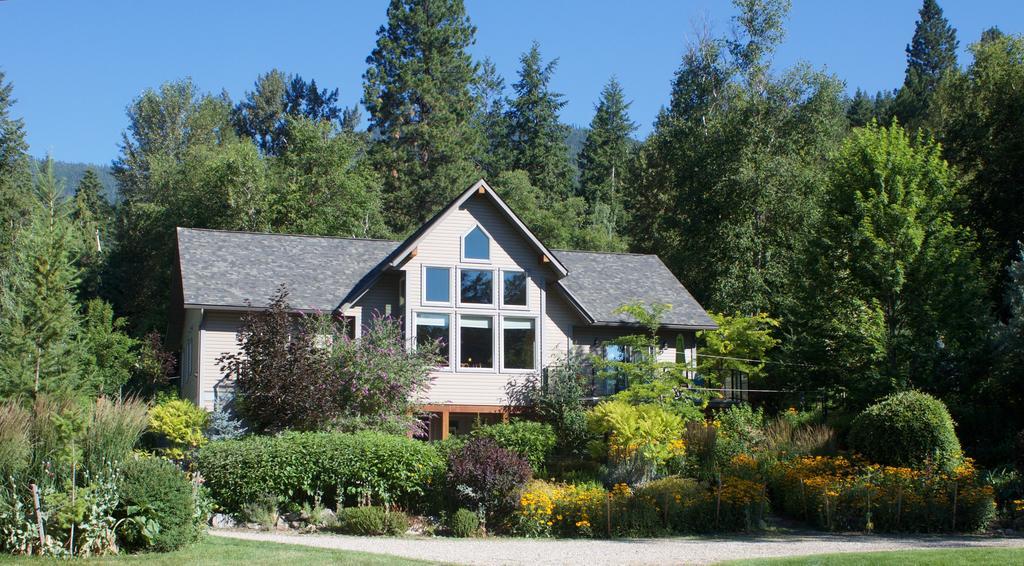 Windborne Bed & Breakfast Castlegar Bagian luar foto
